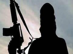 Jammu Kashmir के Pulwama में सुरक्षाबलों और आतंकियों के बीच चल रही मुठभेड़