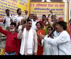 फीस माफी के खिलाफ भूख हड़ताल,3 दिन से हड़ताल पर बैठे हैं अभिभावक