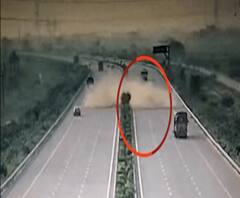 लखनऊ एक्सप्रेस-वे पर डिवाइडर से टकराई बेकाबू कार। UP Accident