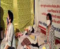 भूख हड़ताल पर बैठी महिला की तबीयत खराब। Ghaziabad School Fee