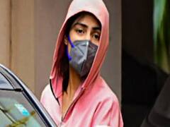 Rhea Chakraborty सुशांत की बहन Priyanka के खिलाफ शिकायत दर्ज कराने Bandra Police Station में मौजूद