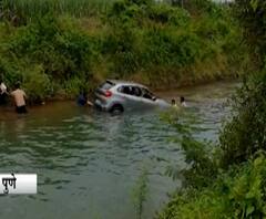 Car Drowned | चालकाचा ताबा सुटल्याने गाडी थेट कालव्यात,स्थानिकांच्या मदतीने पाचही जणांना बाहेर काढलं
