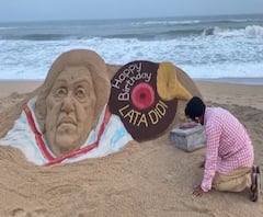 Lata Mangeshkar Birthday | वाळू शिल्प साकारत ओडिशात लता दीदींना वाढदिवसाच्या शुभेच्छा