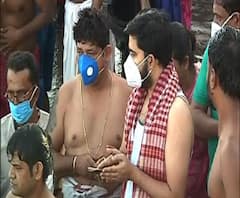 মহালয়া: ঘাটে-ঘাটে উধাও চেনা ছবি, মাস্ক-ফেসশিল্ড পরেই পিতৃপুরুষের উদ্দেশে তর্পণ