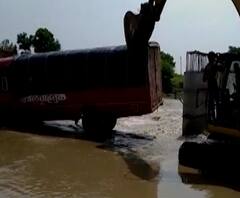 जालन्यात मालवाहू बस नदीत अडकली, चौघांना वाचवण्यात यश, सुखना नदीत पाण्यातूनबस काढण्याचा प्रयत्न फसला