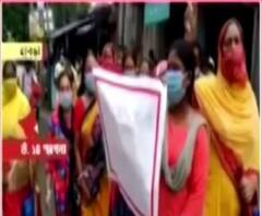 ঘূর্ণিঝড়: 'প্রকৃত ক্ষতিগ্রস্থরা টাকা পাননি', প্রতিবাদে হাবড়া বিডিও অফিসে মহিলাদের বিক্ষোভ