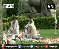 विपक्षी सांसदों के लिए चाय लेकर पहुंचे उपसभापति हरिवंश, देखें वीडियो। Harivansh Narayan Singh