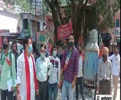 यहां घंटी-कनस्तर बजाकर किया कांग्रेस ने प्रदर्शन। Congress Protest