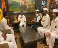 मुंबईच्या डबेवाल्यांचं शिष्ठमंडळ राज ठाकरेंच्या भेटीला; लोकल प्रवासाची मुंबईच्या डबेवाल्यांची मागणी