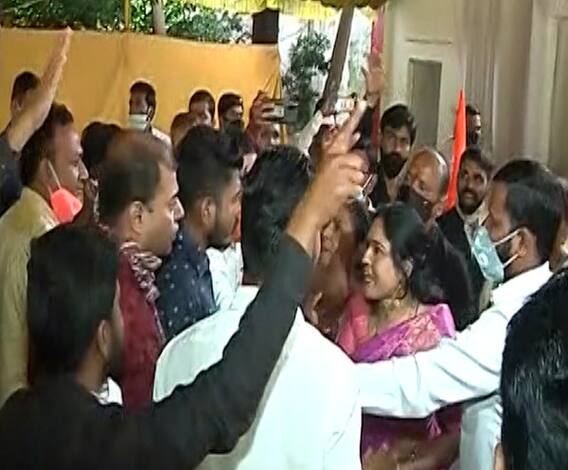 #MarathaReservation नाशिकमध्ये मराठा समाजाच्या बैठकीत गोंधळ, भाजप आमदार देवयानी फरांदेंचं भाषण रोखलं