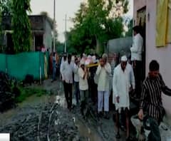 Buldhana | पावसानंतर बुलडाण्यात चालण्यासाठी रस्ताच नाही, चिखलमय रस्त्यातून मृतदेह नेताना गावकऱ्यांची कसरत
