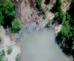 #Naxals छत्तीसगड पालोडी जंगलातील नाला पार करताना नक्षलवादी सुरक्षा दलाच्या ड्रोनमध्ये कैद