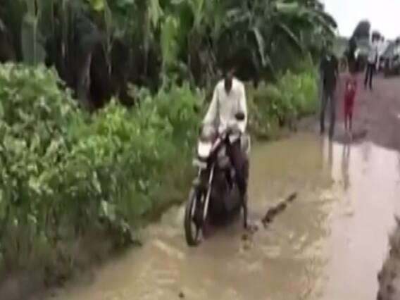 Madhya Pradesh में उपचुनाव से पहले खस्ता हाल सड़कों को लेकर प्रदर्शन