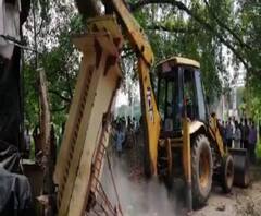 এক ঝলকে: শান্তিনিকেতনে অব্যাহত পাঁচিল-বিতর্ক, টানা বৃষ্টির জেরে জল-যন্ত্রণা ডুয়ার্স-বালুরঘাটে, সঙ্গে অন্য খবর 