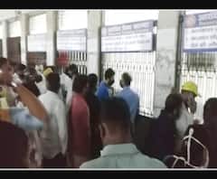 रिजर्वेशन काउंटर खुलते ही लगी भीड़, टिकट पाने के लिए बेचैन दिखे लोग। Indian Railway