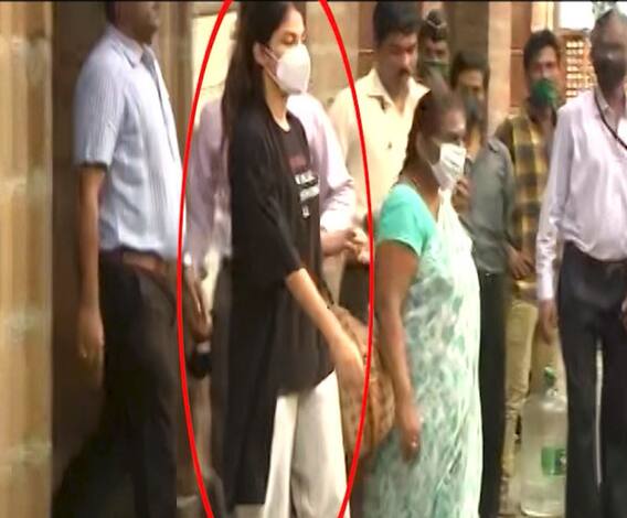 Rhea Chakraborty | रिया चक्रवर्तीसह सर्व 6 आरोपींचे जामीन अर्ज कोर्टाने फेटाळले