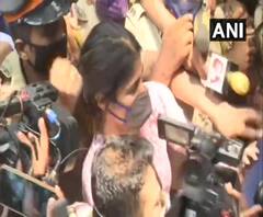 এনসিবি দফতরে পৌঁছালেন রিয়া, একাধিক কর্তা একযোগে তাঁকে জিজ্ঞাসাবাদ করছেন