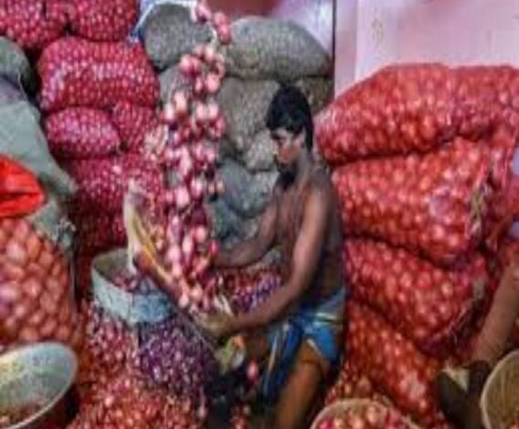 বাজারে জোগান বাড়িয়ে দাম কমাতে পেঁয়াজ রফতানিতে নিষেধাজ্ঞা কেন্দ্রের