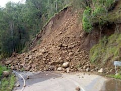 मसूरी में भूस्खलन के बाद मसूरी-देहरादून के बीच सड़क रही प्रभावित