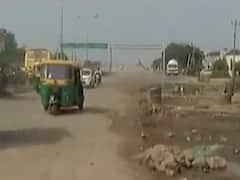 અમદાવાદના નાના ચિલોડાથી નરોડા તરફ જવાના રસ્તે ઠેર ઠેર ખાડા, જુઓ વીડિયો