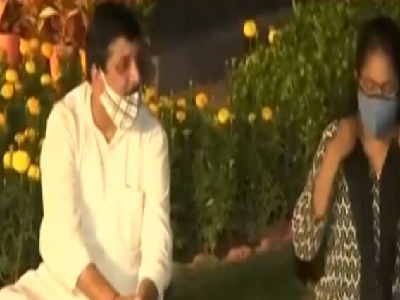 Suspended MPs stage protest with 'antakshri' | Master Stroke 