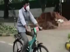 साइकिल से संसद पहुंचे केंद्रीय मंत्री 