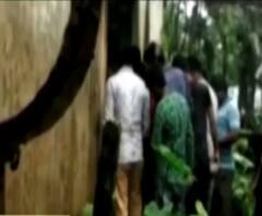 চোপড়ায় ত্রাণের জন্য বিক্ষোভ দেখাতে এসে বিডিও অফিসের গোডাউন লুঠ দুর্গতদের, খবর 'এক ঝলকে' 