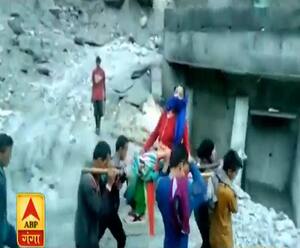Chamoli: न गांव में सड़क, न अस्पताल...बीमार को कंधे पर लादकर पहुंचाया अस्पताल| Uttarakhand Prime