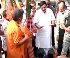 'পদ ফিরে পাবেন? কোনও আশ্বাস পেয়েছেন?' প্রশ্ন তুলে বিমানবন্দরে রাহুল সিনহাকে দিল্লি যেতে বাধা অনুগামীদের