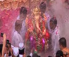 Ganesh Visarjan 2020 | मंडपासमोरील कृत्रिम तलावात गणेशगल्लीच्या गणपतीचं विसर्जन! मुंबईचा राजा