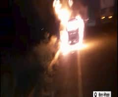 Greater Noida - हाइवे पर कार में लगी आग,कार चालक ने कूदकर बचाई जान