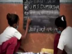छात्रों को पढ़ाने के लिए Jharkhand में दीवारों पर बनाया गया Blackboard