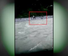 Nainital : जान हथेली पर रखकर गौला नदी कर रहे पार