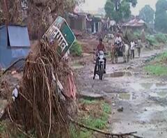 No help to flood victims | विदर्भातील पूरग्रस्तांना अजूनही पुरेशी मदत नाही, घरं कोसळलेल्या पूरग्रस्तांचा शाळेतच आसरा