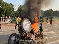Delhi: 5 arrested for setting up tractor on fire at India Gate during protest against agrarian law
