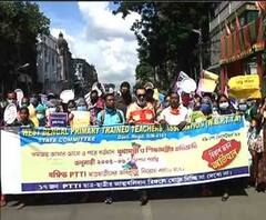 বিজেপির শিক্ষক সংগঠনের বিকাশ ভবন অভিযানে ধুন্ধুমার, আন্দোলনকারীদের তোলা হচ্ছে পুলিশ ভ্যানে