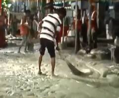 স্রোতের মতো রাস্তায় কাদাজল! কোলে মার্কেট এলাকায় মেট্রোর সুড়ঙ্গে আতঙ্ক