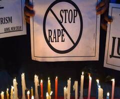 Uttar Pradesh 'Gang Rape': মৃত্যুর পরেও 'অসম্মান' নির্যাতিতার, বাড়িতে নিয়ে যাওয়া হল না মৃতদেহ, মাঝরাতে 'জোর করে সৎকার'