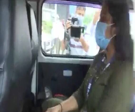 SSR Suicide Case | एनसीबीचे अधिकारी समन्स देऊन रिया चक्रवर्तीच्या घरातून रवाना