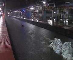 Mumbai Rain Update | Local trains cancelled | मुसळधार पावसामुळे मध्य, हार्बर आणि पश्चिम रेल्वे ठप्प