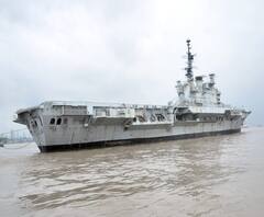 INS VIRAT | देशाला सलग 30वर्ष सेवा देणाऱ्या आयएनएस 'विराट'चा मुंबईहून गुजरातच्या दिशेनं अंतिम प्रवास