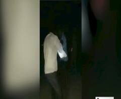 Balrampur में पुलिस के सामने बिजली विभाग के लाइनमैन से मारपीट, Video वायरल