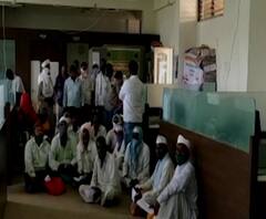 औसा कृषी कार्यालयात शेतकऱ्यांचा ठिय्या, कागदपत्रांची मुदत वाढवून देण्याची मागणी