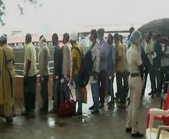 Thane Migrants Antigen Test | राज्यात परतलेल्या परप्रांतियांची ठाणे महापालिकेतर्फे अॅंटिजन टेस्ट, तपासणीसाठी नागरिकांची गर्दी