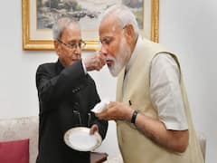 PM Modi ने Pranab Mukherjee को पुष्पांजलि अर्पित की