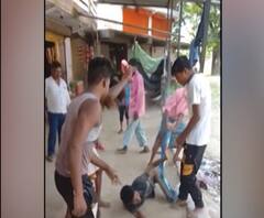 शराब लेने गए युवक को दबंगों ने जमकर पीटा, Video वायरल। Kaushambi