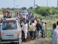 અમરેલીના બાબરાના નિલવડા ગામમાં પુલ બનાવવાની માંગ સાથે નાગરિકોનો અનોખો વિરોધ