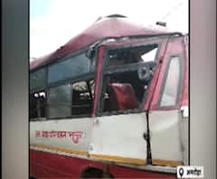 Amroha- खड़े ट्रक से टकराई रोडवेज बस,हादसे में 25 से ज्यादा यात्री घायल