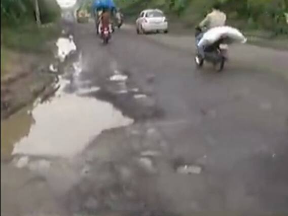 પેથાપુરથી ગાંધીનગર જવાના રસ્તે ઠેર ઠેર ખાડા, રસ્તાઓ બિસ્માર હોવાથી વાહન ચાલકો પરેશાન