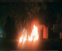  Bareilly - बाइक और कार में लगी आग